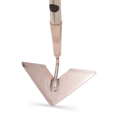 Kupferne Gartenschuffel mit V-förmiger Kelle und weißem Holzgriff. Elegantes Design und hochwertige Verarbeitung.