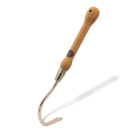 Gartenwerkzeug mit einem gebogenen Kupferkopf und einem ergonomischen Holzgriff, der für Komfort und Kontrolle sorgt.