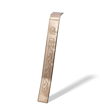 mit geschwungenem Design und vernietetem Griff, verziert mit einem spiralförmigen Symbol und eleganten Linien.