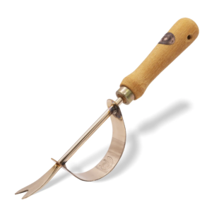 Kupferner Wurzelstecher mit einem hölzernen Griff, gebogen und mit zwei Zinken, ideal für Gartenarbeiten.