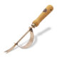 Kupferner Wurzelstecher mit einem hölzernen Griff, gebogen und mit zwei Zinken, ideal für Gartenarbeiten.