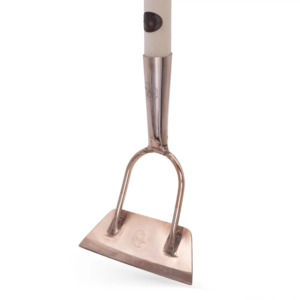 Kupferne Schaufel mit ergonomischem, cremefarbenem Holzgriff und breiter, flacher Kelle für effektives Arbeiten im Garten.