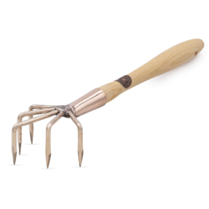Kupferne Gartenkralle mit fünf Zinken und einem hellen Holzgriff, ideal für Gartenarbeiten und die Pflege von Beeten.