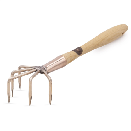 Kupferne Gartenkralle mit fünf Zinken und einem hellen Holzgriff, ideal für Gartenarbeiten und die Pflege von Beeten.