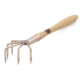 Kupferne Gartenkralle mit fünf Zinken und einem hellen Holzgriff, ideal für Gartenarbeiten und die Pflege von Beeten.