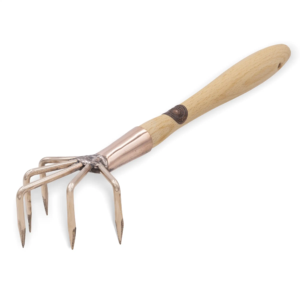 Kupferne Gartenkralle mit fünf Zinken und einem hellen Holzgriff, ideal für Gartenarbeiten und die Pflege von Beeten.