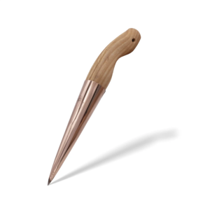Kupferner Setzdorn mit ergonomischem Holzgriff, schlank und spitz zulaufend, für präzises Arbeiten in Pflanzenbeeten.