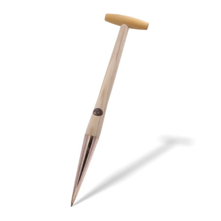 Gartenwerkzeug mit einem langen, hellen Holzgriff und einer spitzen, kupferfarbenen Spitze, auf einem weißen Hintergrund.