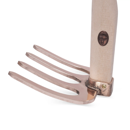 Kupferne Gartenkralle mit fünf Zinken, hellem Holzgriff und einem markanten Logo auf der Seite. Elegantes und funktionales Design.