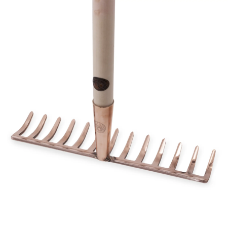 Kupferne Harke mit 14 Zinken, kombiniert mit einem hellen Holzgriff und einem eleganten Kupferkopf. Robust und stilvoll für Gartenarbeiten.