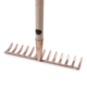 Kupferne Harke mit 14 Zinken, kombiniert mit einem hellen Holzgriff und einem eleganten Kupferkopf. Robust und stilvoll für Gartenarbeiten.