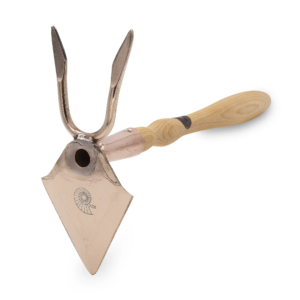 Kupferne Kleinhaue mit holzfarbenem Griff, spitz zulaufender Edelstahlklinge und geschwungenen Zinken. Ideal für präzises Arbeiten.