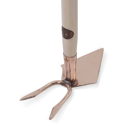 Kupferne Kleinhaue mit einem Holzgriff, gezackten Zinken und abgeschrägter Klinge, ideal für Gartenarbeiten.