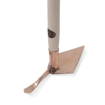 Kupferne Kleinhaue mit einem hellen Holzgriff, diagonal zulaufender Spitze und seitlicher Kante für präzises Arbeiten im Garten.