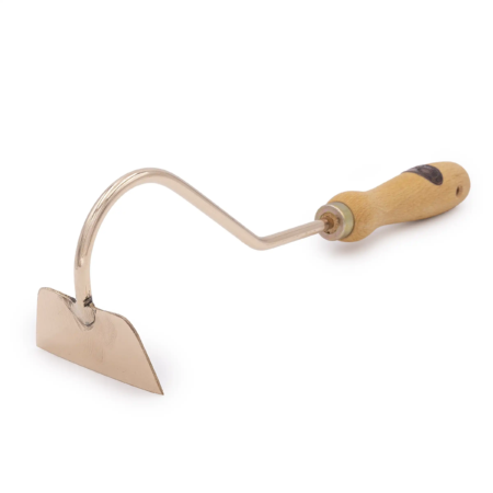 Kupferne Ziehhacke mit gebogenem Griff aus Holz, ideal für präzises Arbeiten im Garten.