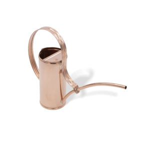 Kupferne Gießkanne „Situla“ mit runder Form, ein langer Auslauf und ein geschwungener Griff. Hochglänzende Oberfläche.