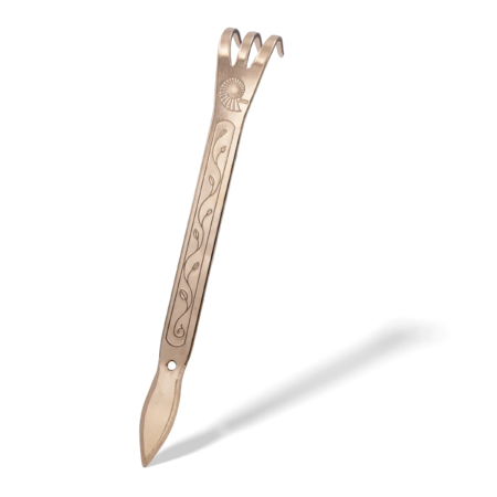 Kupferne Topfkralle mit geschwungenen Mustern und einer dreiläufigen Gabelspitze, minimalistischer Stil.