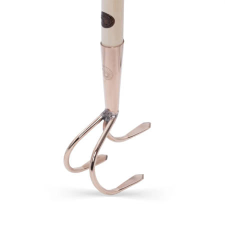 Kupferne Gartengabel mit drei Zinken und einem hellen Holzgriff, glänzende Oberfläche, eignet sich für Gartenarbeiten.