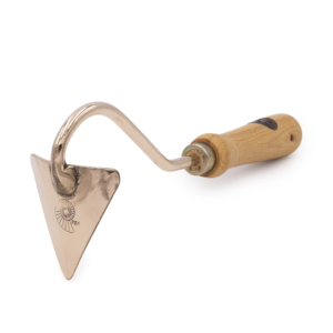 Kleine Spitzhacke mit dreieckiger, glänzender Kupferklinge und Holzgriff, ideal für Gartenarbeiten.