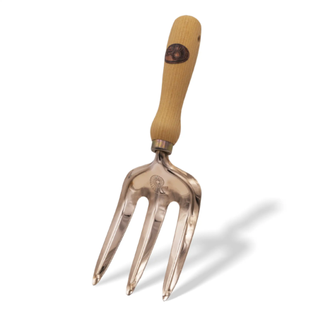 Kupferne Blumengabel mit drei Zinken und einem Holzgriff, der mit einem Emblem versehen ist, vor weißem Hintergrund.