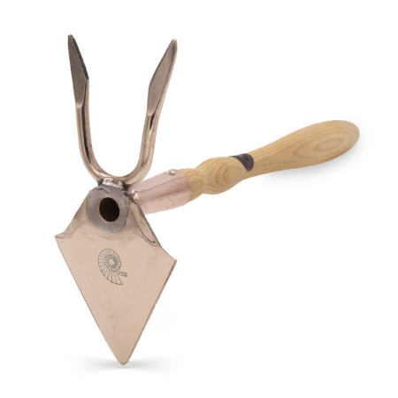 Kleine Spitzhacke aus Kupferlegierung mit ergonomischem Holzgriff, spitz zulaufendem Blatt und geschwungenen Zinken.