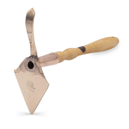 Kleinhaue bzw. Spitzhacke mit kupferner Klinge und ergonomischem Holzgriff, ideal für Gartenarbeiten. Vorderseite zeigt Spiralgravur.