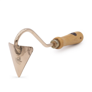 Kleine Spitzhacke mit kupferner, dreieckiger Klinge und ergonomischem Holzgriff. Glänzende Oberfläche und feine Details.