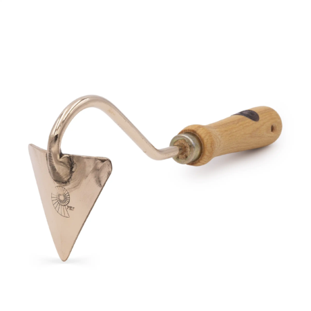 Kleine Spitzhacke mit kupferner, dreieckiger Klinge und ergonomischem Holzgriff. Glänzende Oberfläche und feine Details.