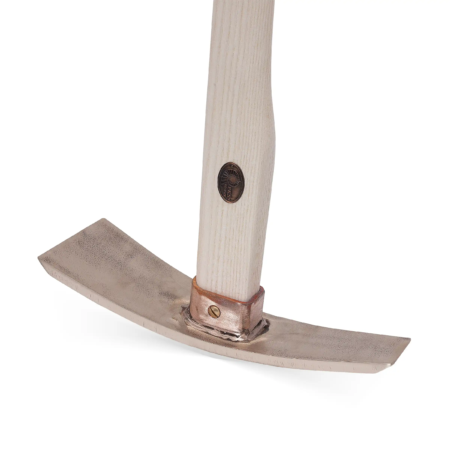 Gartenpickel mit ergonomischem Holzgriff und schimmernder Kupferklinge, elegant verarbeitet für effizientes Arbeiten im Garten.