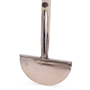 Kupferner Rasenstecher mit halbrunder Klinge und hellem Holzgriff, ideal für präzise Gartenarbeit und geschmackvolles Design.