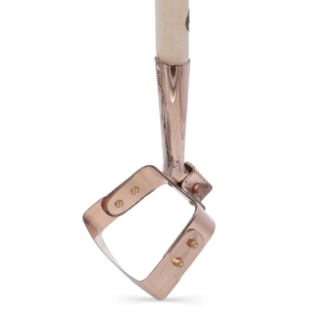 Kupferne Pendelhacke mit quadratischer Klinge, hellem Holzgriff und goldenen Schrauben, elegant und funktional gestaltet.
