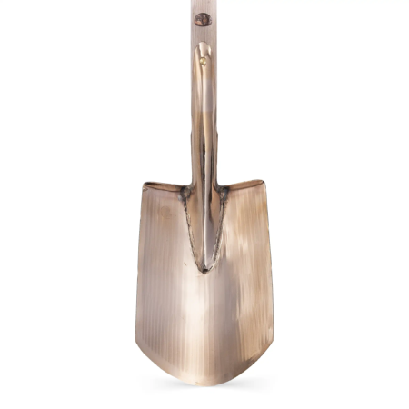 Kupferspaten mit glänzender Oberfläche und breiter, flacher Schaufel. Der Holzgriff zeigt eine elegante Form und sorgfältige Verarbeitung.