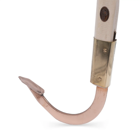 Kupferne Gartensauzahn mit hohem Griff, der in einem goldfarbenen Metallteil endet. Die Kante ist scharf und leicht gebogen.