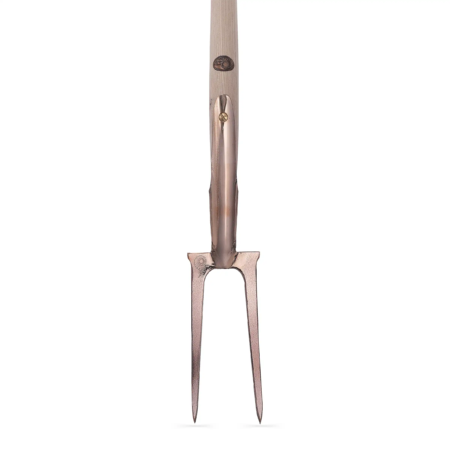 Kupferne Rosengabel mit zwei spitzen Zinken und einem geschwungenen Holzgriff, der robust und ergonomisch gestaltet ist.